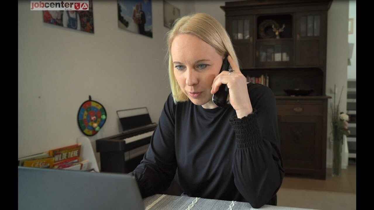 Eine Frau telefoniert