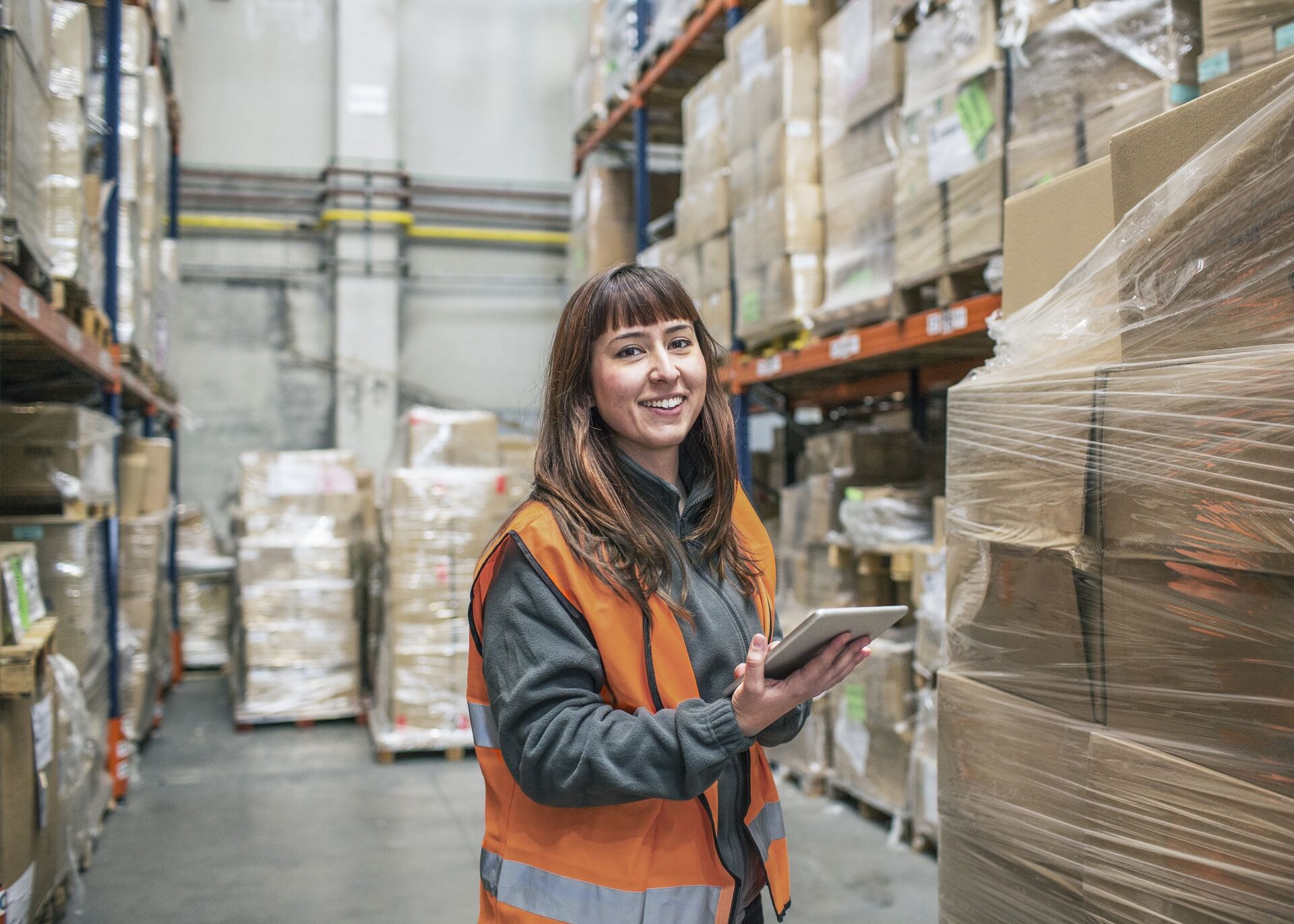 Frau in der Logistik
