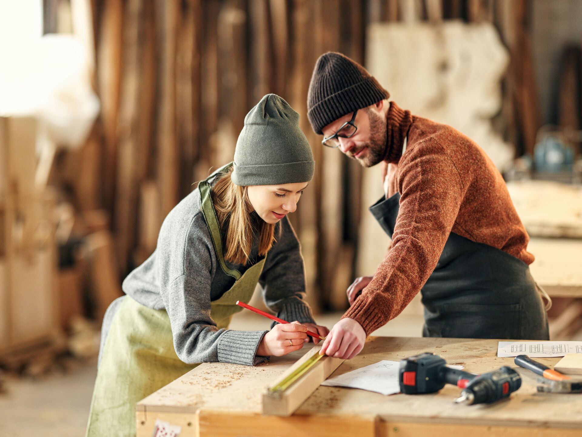 Zwei Personen beim Handwerken