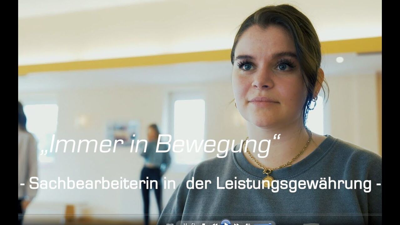 Aufnahme einer Frau, darauf steht: Immer in Bewegung - Sachbearbeiterin in der Leistungsgewährung