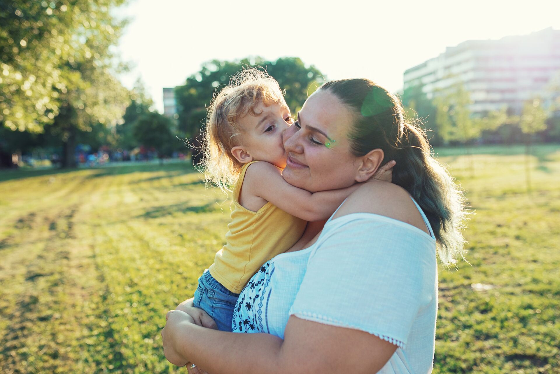 Eine Frau hält ihr Kind auf dem Arm
