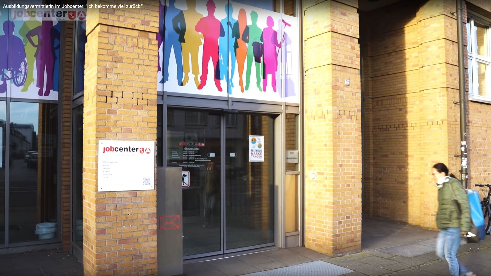 Der Eingang des Jobcenter Bremen mit dem Text "Ausbildungsvermittlerin im Jobcenter - Ich bekomme viel zurück"